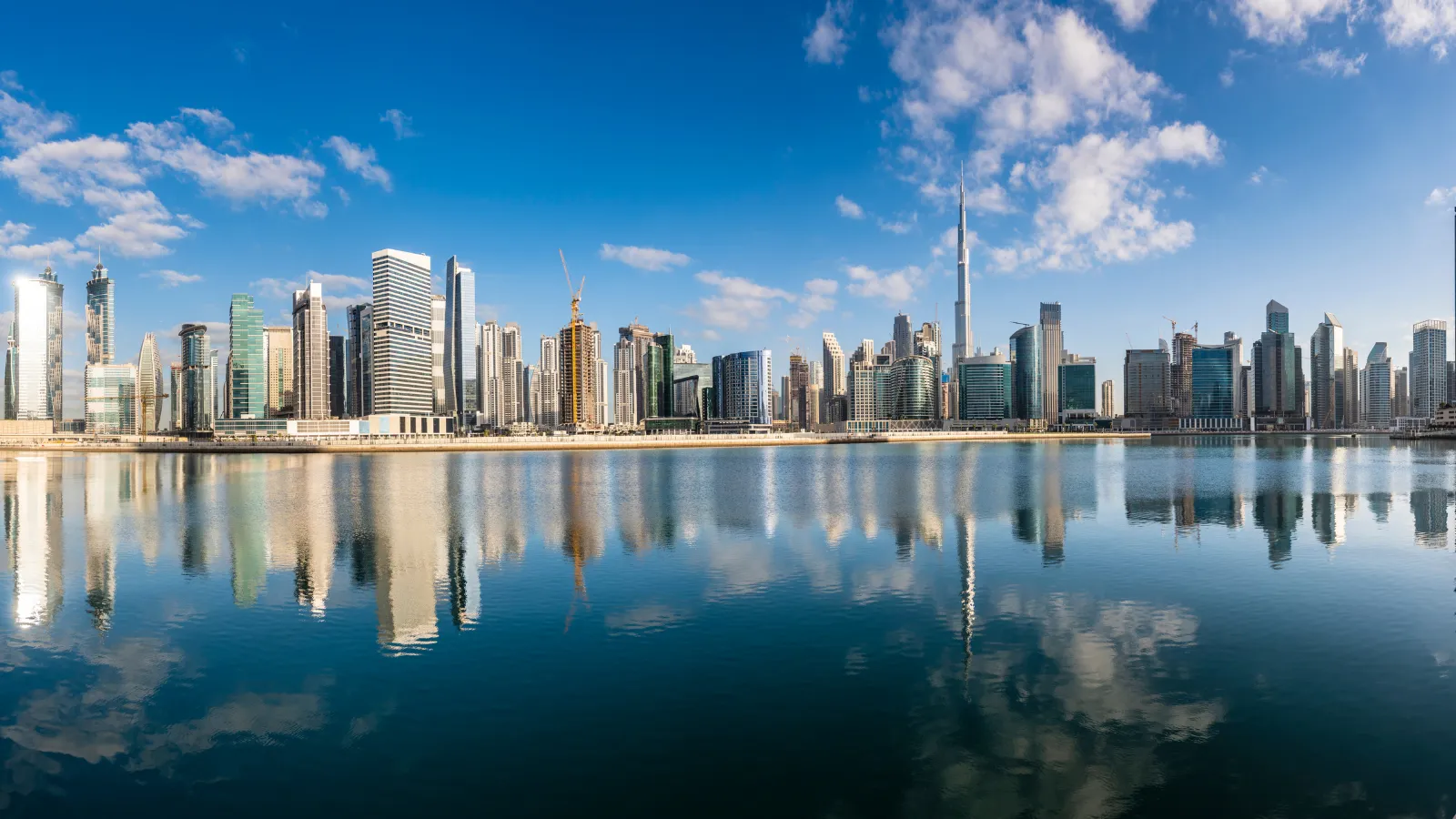 Vista del skyline de Dubai para inversores de España y Latinoamérica