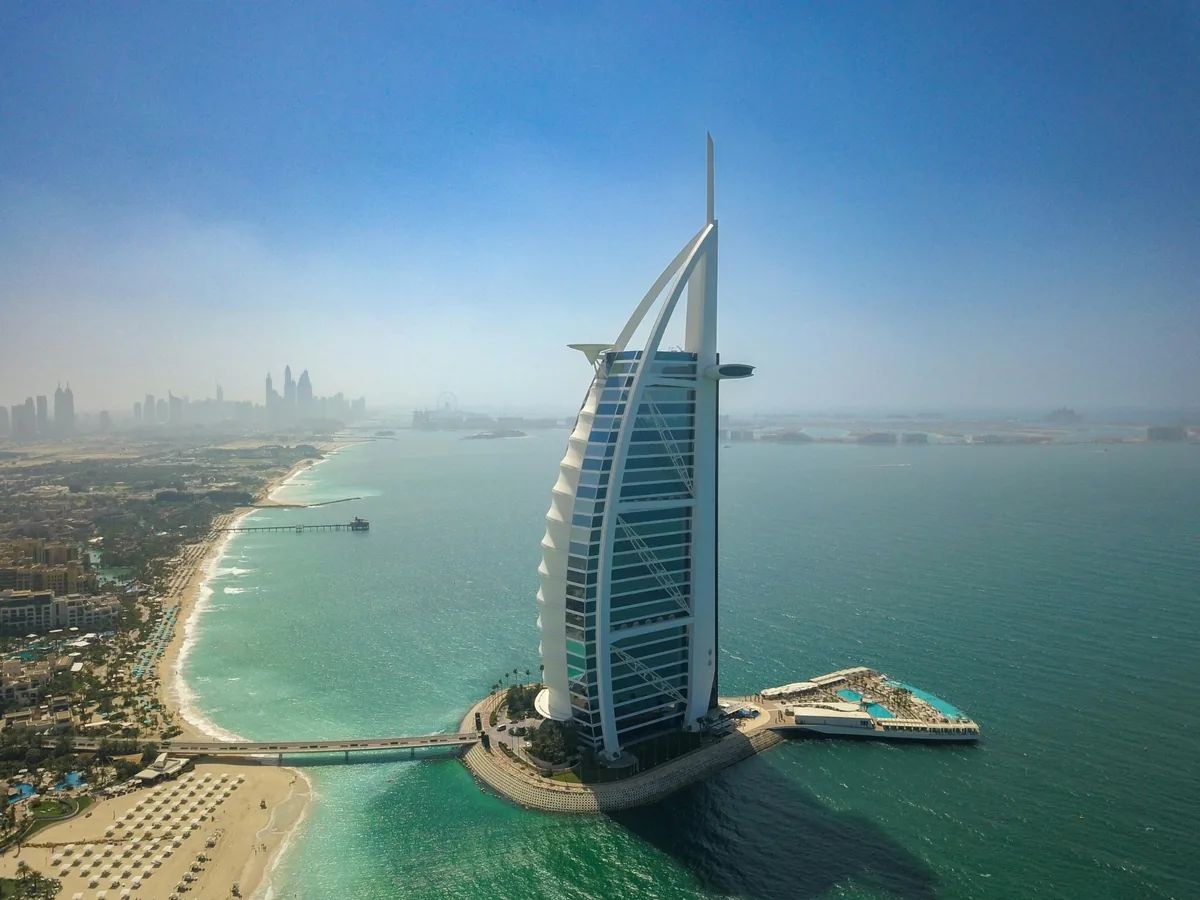 Vista urbana y arquitectura contemporánea de Dubái, Emiratos Árabes Unidos